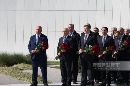 Dövlət və hökumət rəsmiləri Bakıdakı Zəfər parkında olublar