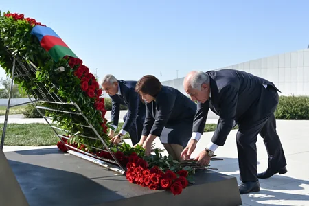 Dövlət və hökumət rəsmiləri Bakıdakı Zəfər parkında olublar