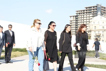 Dövlət və hökumət rəsmiləri Bakıdakı Zəfər parkında olublar