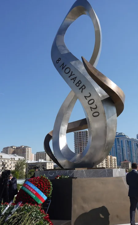 Milli Məclisin kollektivi Zəfər parkını ziyarət edib