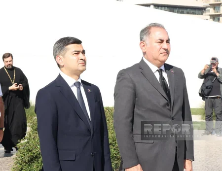 Dövlət və hökumət rəsmiləri Bakıdakı Zəfər parkında olublar