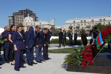 Milli Məclisin kollektivi Zəfər parkını ziyarət edib