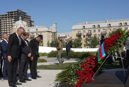 Milli Məclisin kollektivi Zəfər parkını ziyarət edib