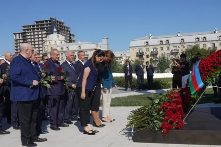 Milli Məclisin kollektivi Zəfər parkını ziyarət edib