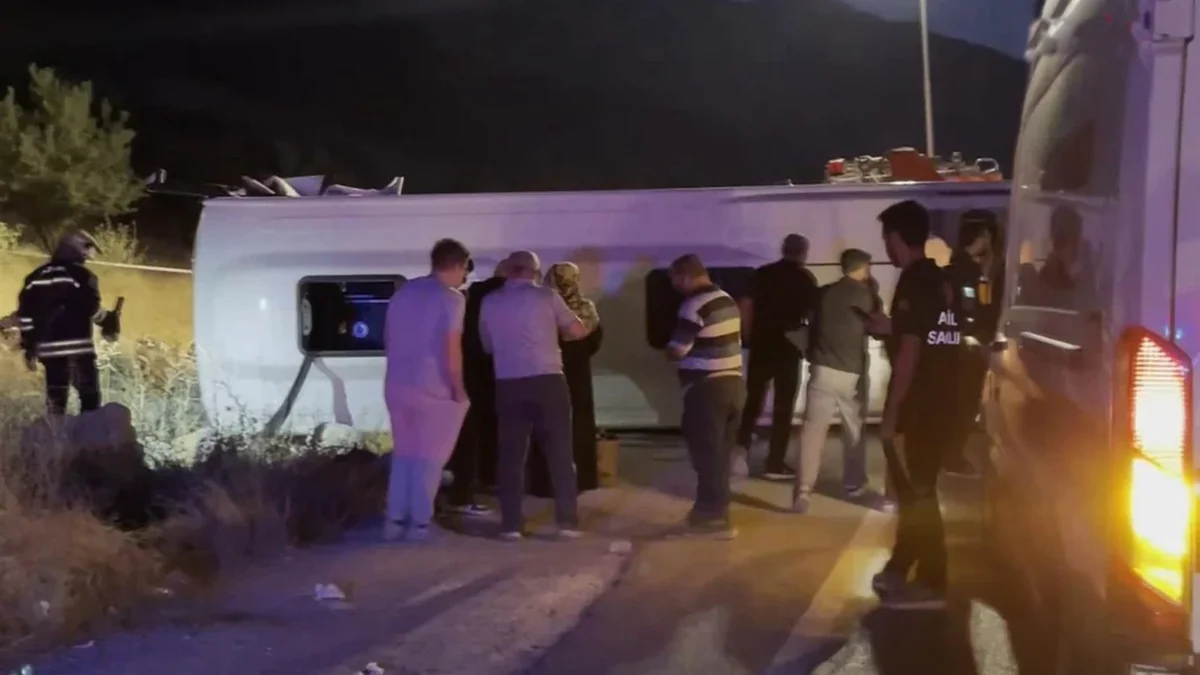 Türkiyədə mikroavtobusla minik avtomobil toqquşub, ölən və yaralananlar var
