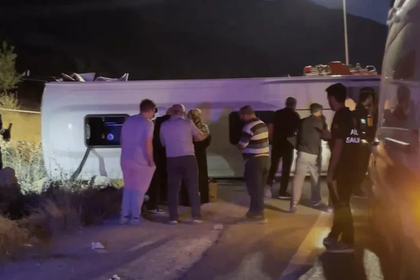 Türkiyədə mikroavtobusla minik avtomobil toqquşub, ölən və yaralananlar var