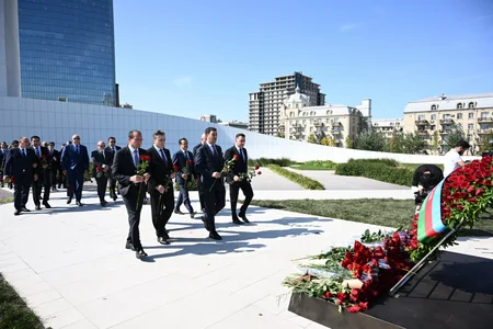 Azərbaycan XİN-in rəhbər heyəti Zəfər parkını ziyarət edib