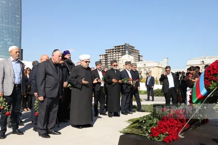 Dövlət və hökumət rəsmiləri Bakıdakı Zəfər parkında olublar