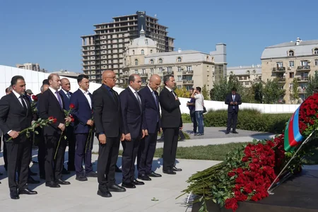 Milli Məclisin kollektivi Zəfər parkını ziyarət edib