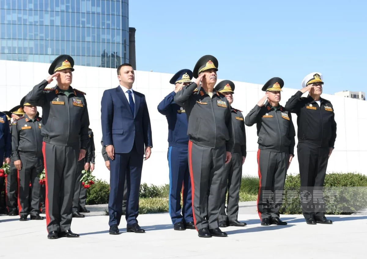 Müdafiə naziri və müavinləri Zəfər abidəsini ziyarət ediblər