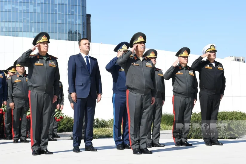 Müdafiə naziri və müavinləri Zəfər abidəsini ziyarət ediblər