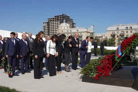 Milli Məclisin kollektivi Zəfər parkını ziyarət edib