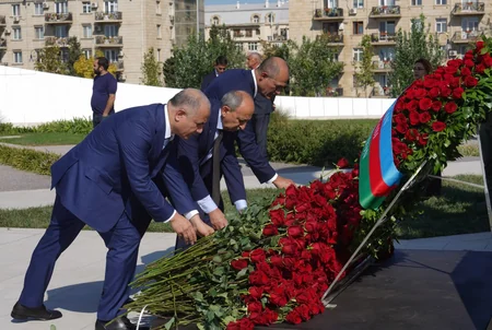 Milli Məclisin kollektivi Zəfər parkını ziyarət edib