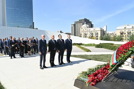 Elm və Təhsil Nazirliyinin rəhbərliyi və kollektivi Zəfər parkını ziyarət edib