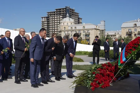 Milli Məclisin kollektivi Zəfər parkını ziyarət edib