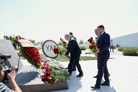 Energetika Nazirliyi və tabeli qurumların kollektivi Zəfər abidəsini ziyarət edib