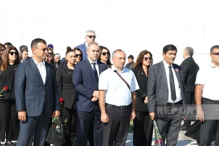 Dövlət və hökumət rəsmiləri Bakıdakı Zəfər parkında olublar