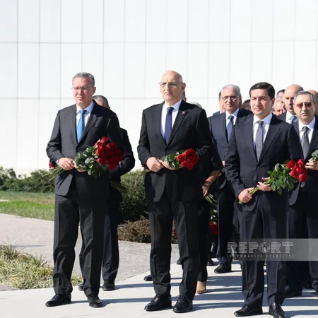Dövlət və hökumət rəsmiləri Bakıdakı Zəfər parkında olublar