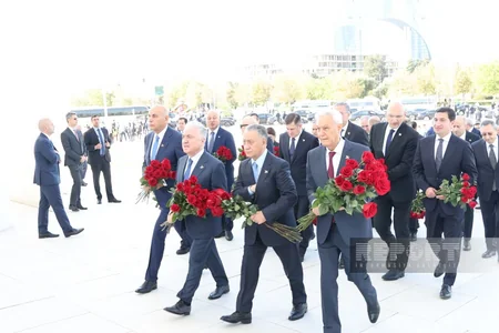Dövlət və hökumət rəsmiləri Bakıdakı Zəfər parkında olublar