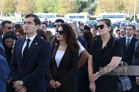 Dövlət və hökumət rəsmiləri Bakıdakı Zəfər parkında olublar