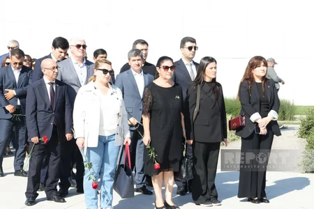 Dövlət və hökumət rəsmiləri Bakıdakı Zəfər parkında olublar