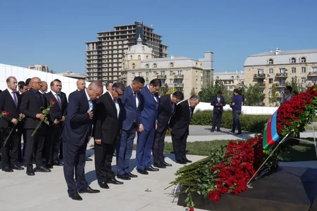 Milli Məclisin kollektivi Zəfər parkını ziyarət edib
