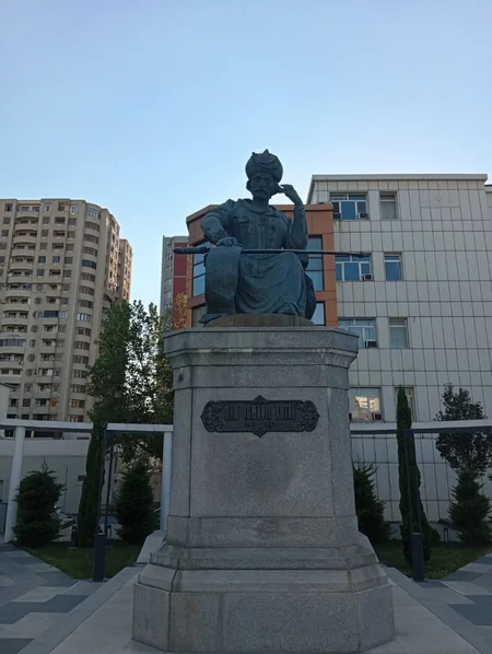 Dövlət Xidməti Xətainin abidəsinin postamenti üzərindəki yazını araşdırır