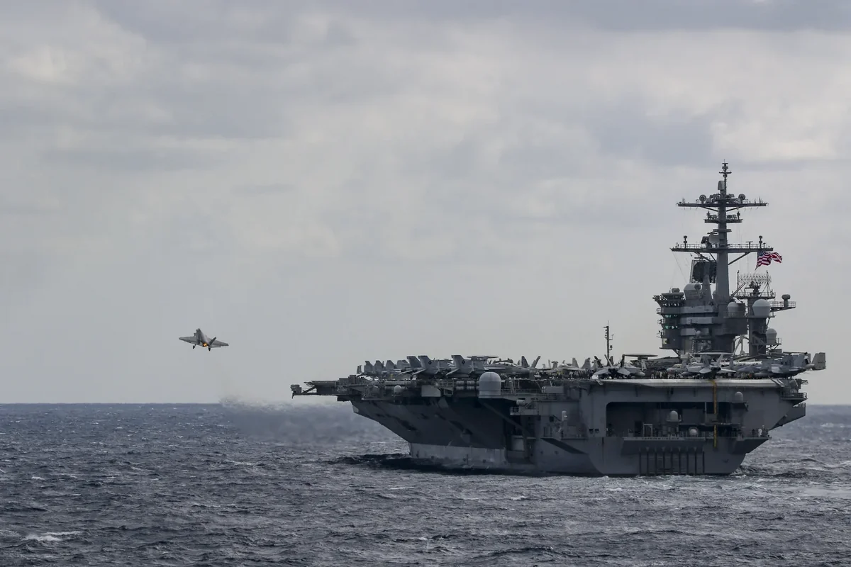 Два пилота ВМС США катапультировались при посадке самолета на палубу авианосца