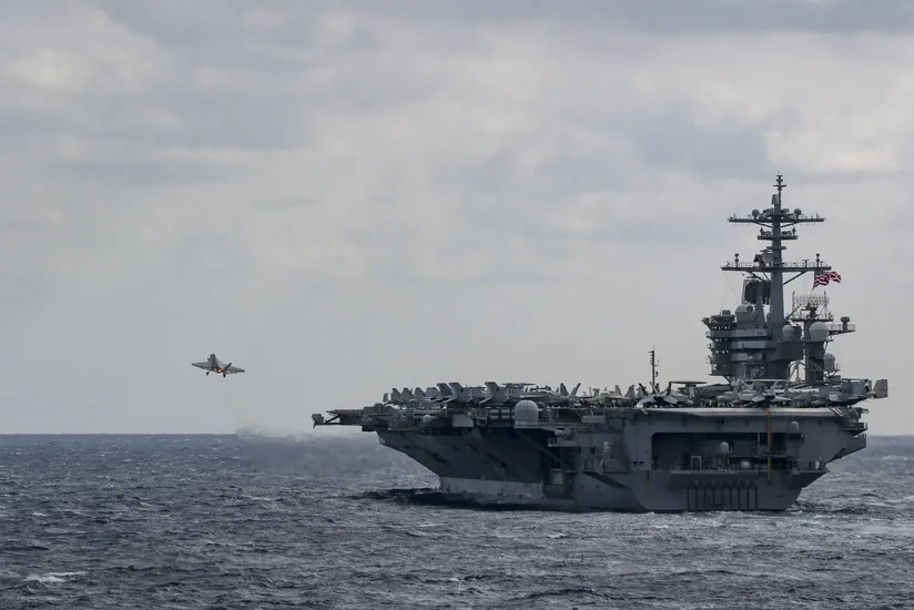 Два пилота ВМС США катапультировались при посадке самолета на палубу авианосца