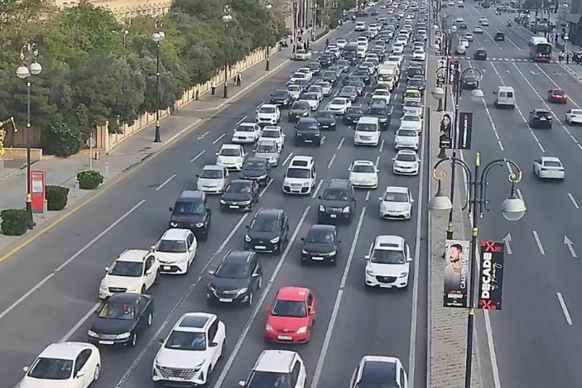Bakıda 17 istiqamətdə tıxac yaranıb