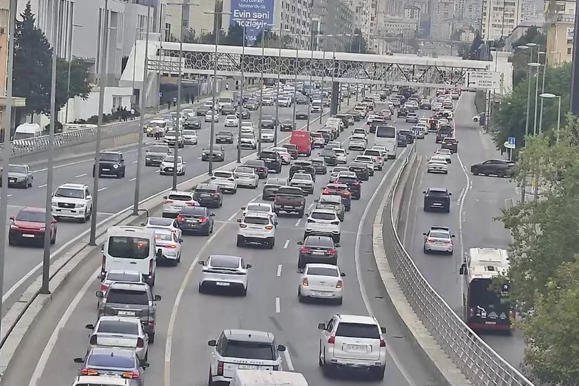 Bakının bəzi yollarında nəqliyyatın sıxlığı yaranıb
