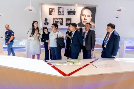 AQEM Media Forumunun iştirakçıları Heydər Əliyev Mərkəzi ilə tanış olublar
