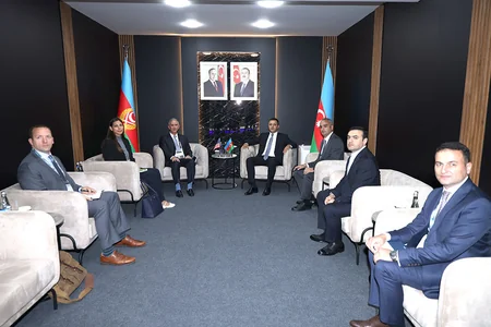 Aqil Qurbanov ADEX 2026 sərgisində görüşlər keçirib