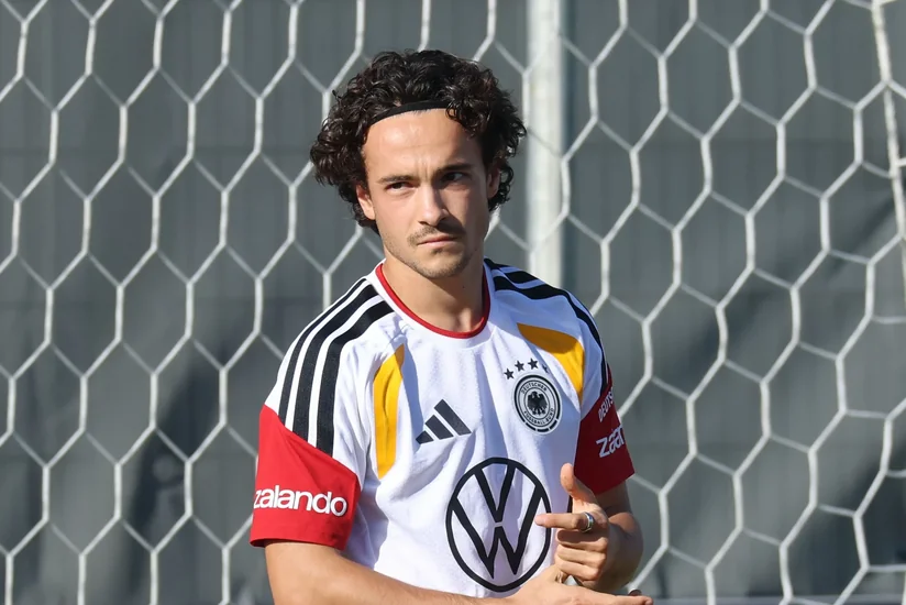 Mika Baur Almaniya millisinin tarixində meydana çıxan 1000-ci futbolçu olub