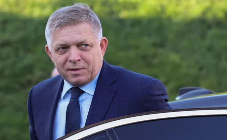 Robert Fitso Serbiyada parlament seçkiləri öncəsi Vuçiçə dəstək verib