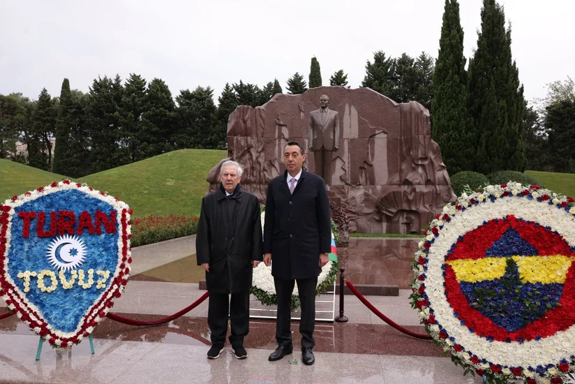 Fənərbağçanın nümayəndələri Heydər Əliyevin məzarını və Şəhidlər xiyabanını ziyarət ediblər