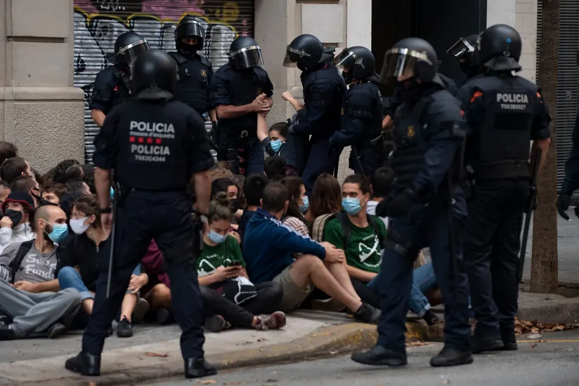 İspaniyada etiraz aksiyaları keçirilir, Valensiyada 9 polis xəsarət alıb