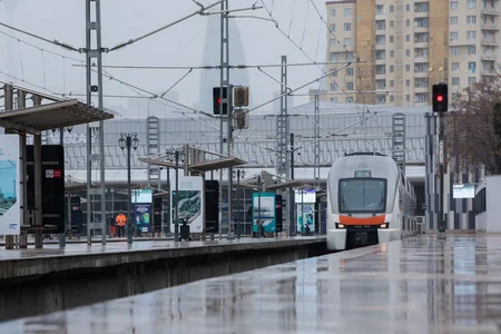 АЖД обратились к пассажирам в связи с дождливой и ветреной погодой