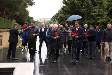 Fənərbağçanın nümayəndələri Heydər Əliyevin məzarını və Şəhidlər xiyabanını ziyarət ediblər