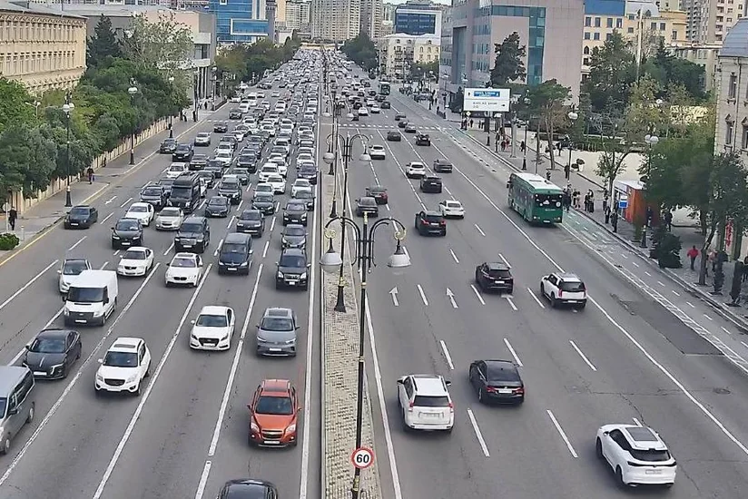 Həftənin ilk günü paytaxtın bir sıra yollarında sıxlıq yaranıb