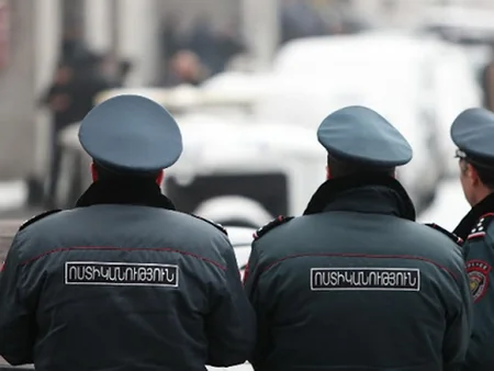 Ermənistanda sərxoş sürücü polislərə atəş açıb