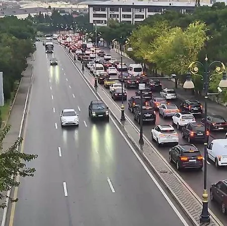Bakıda 19 istiqamətdə tıxac yaranıb