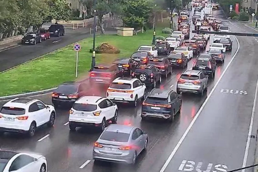 На ряде улиц и проспектов Баку затруднено движение транспорта