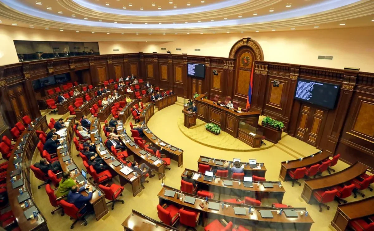 Ermənistan parlamentində deputatlar arasında dava düşüb