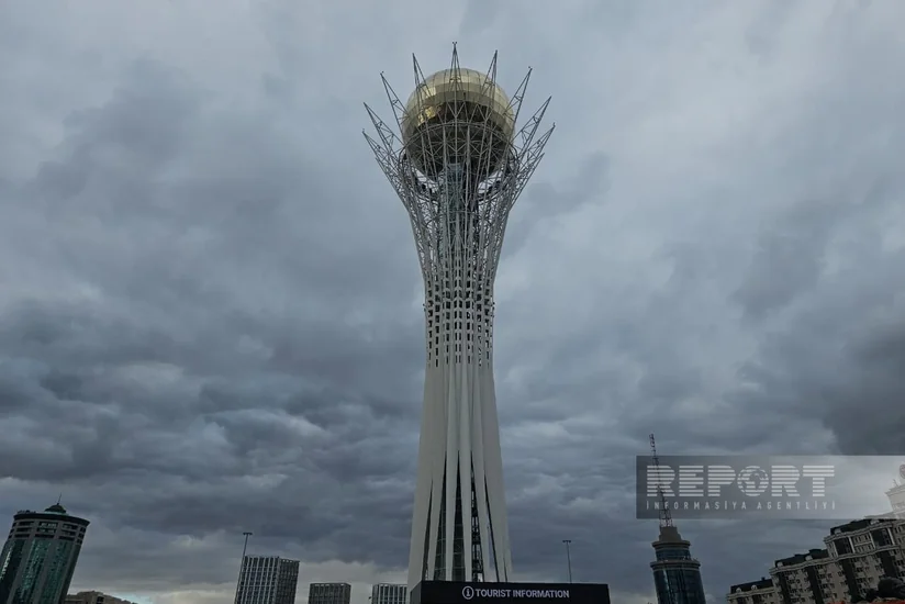 Зарубежные журналисты посетили монумент Байтерек в Астане