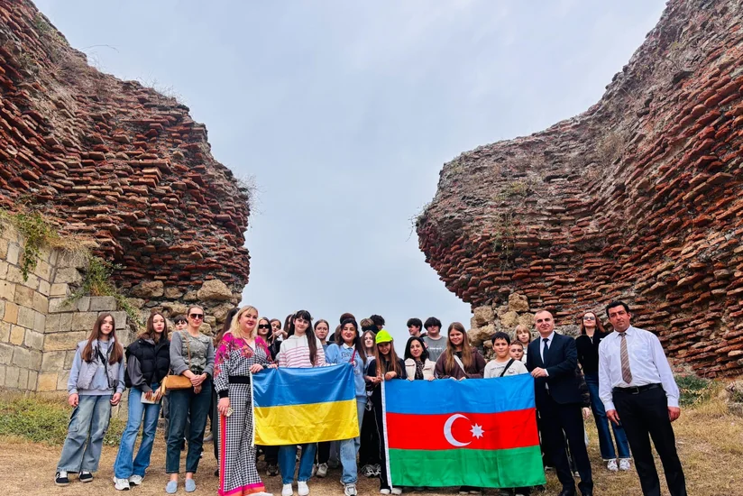 Ukraynalı uşaqların Azərbaycanın tarixi və görməli yerlərinə ekskursiyası təşkil edilib