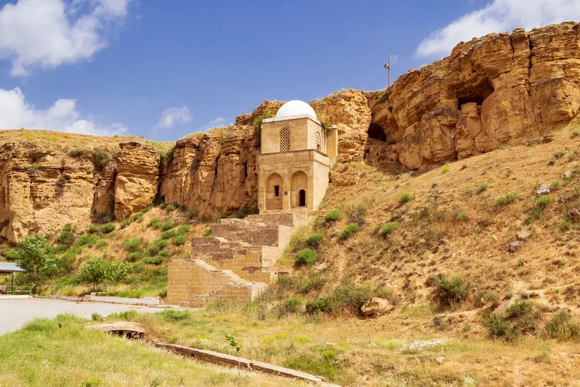 Qobustandakı Diri Baba türbəsini 9 ayda 28 mindən çox turist ziyarət edib