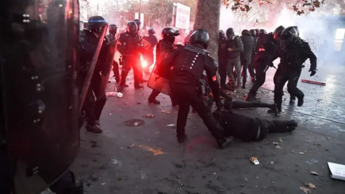 Paris police use tear gas and batons against protesters