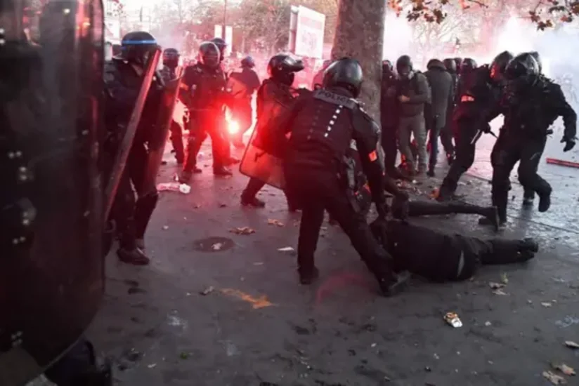 Paris police use tear gas and batons against protesters