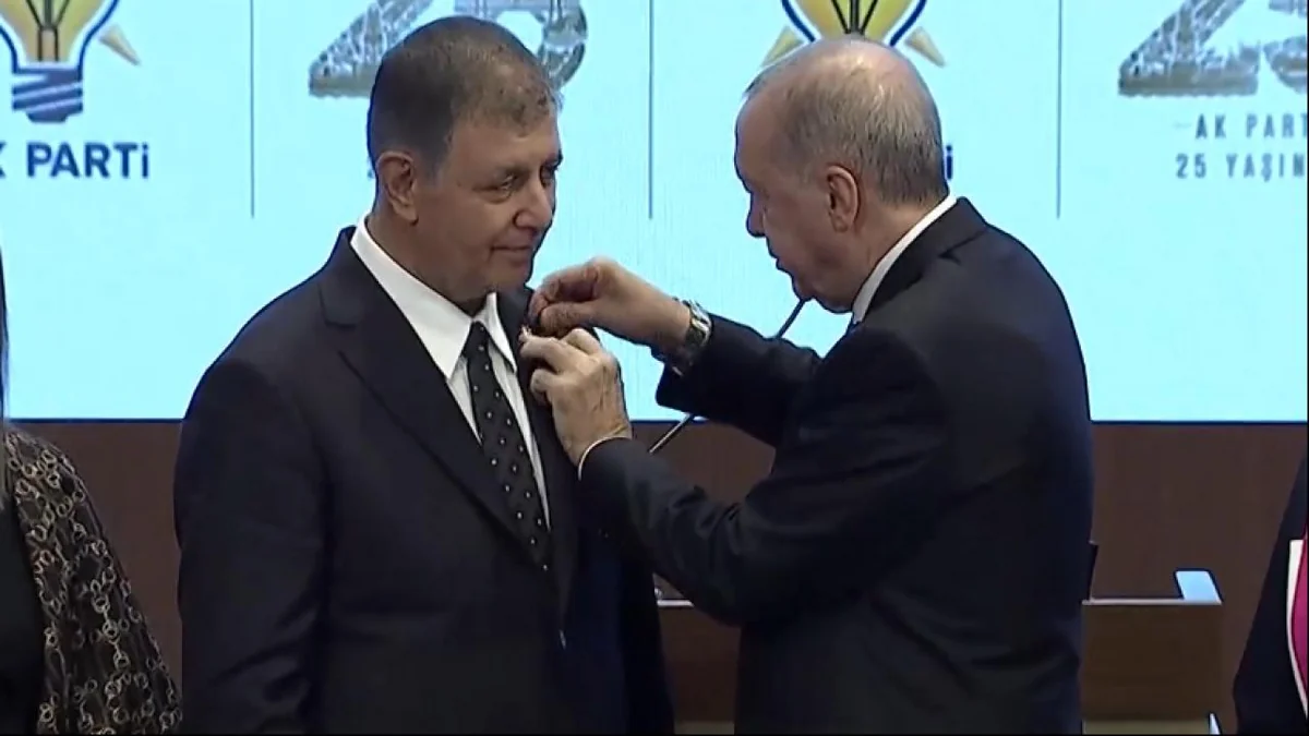Ərdoğan CHP-dən istefa verən bələdiyyə sədrinə AK Partinin nişanını təqdim edib